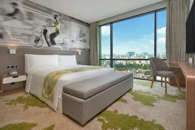 Suite con una camera da letto, divano letto e vista città — Holiday Inn & Suites Saigon Airport by IHG