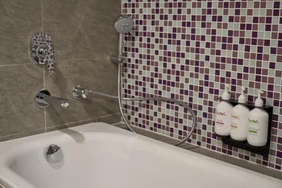 Suite con una camera da letto e vista piscina — Holiday Inn & Suites Saigon Airport by IHG