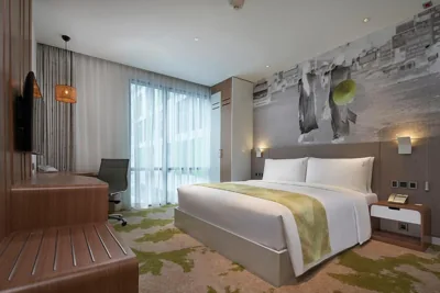 Standard King con vista piscina — Holiday Inn & Suites Saigon Airport by IHG